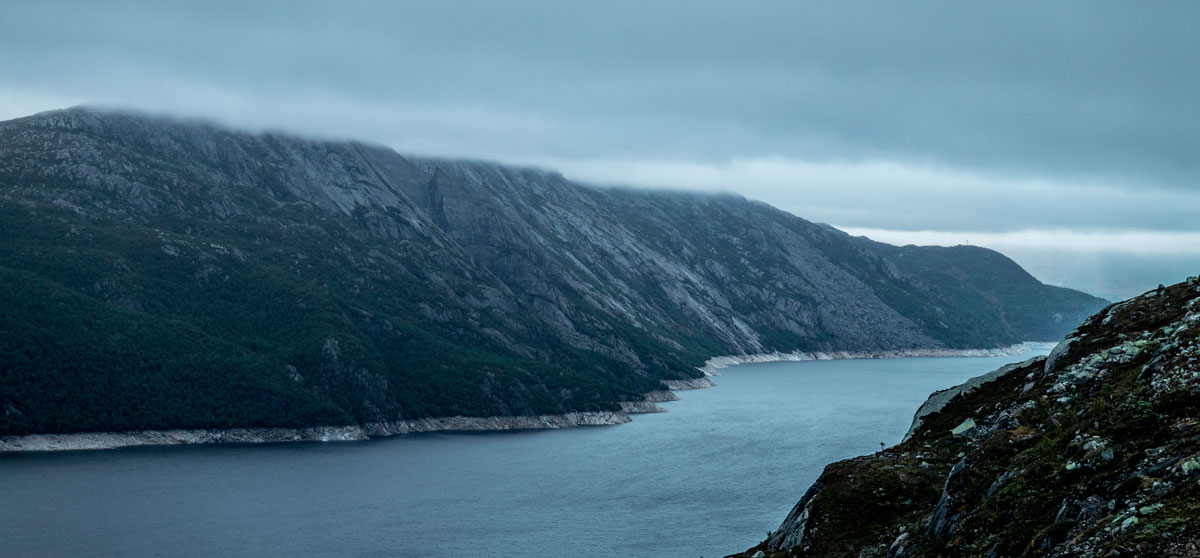 Norwegische Landschaft mit See und Hügeln 