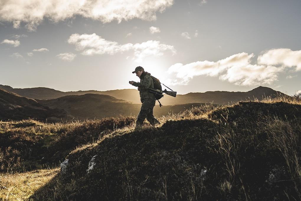 Jäger bei Sonnenuntergang in den schottischen Highlands